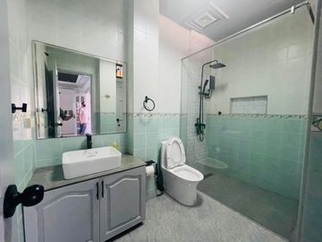 OPULENT MODERN AMERICAN HOUSE WITH EXPANSIVE LOT NEAR CLARK