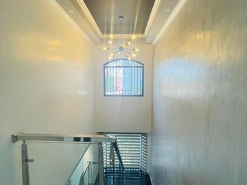 OPULENT MODERN AMERICAN HOUSE WITH EXPANSIVE LOT NEAR CLARK