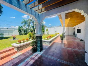 OPULENT MODERN AMERICAN HOUSE WITH EXPANSIVE LOT NEAR CLARK