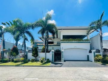 OPULENT MODERN AMERICAN HOUSE WITH EXPANSIVE LOT NEAR CLARK