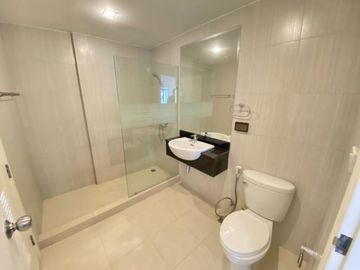 Condo for sale in Sriracha Bang Phra sea view, beautiful room, complete with electrical appliances.