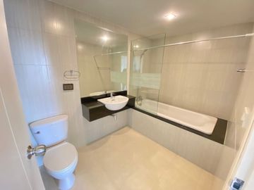Condo for sale in Sriracha Bang Phra sea view, beautiful room, complete with electrical appliances.