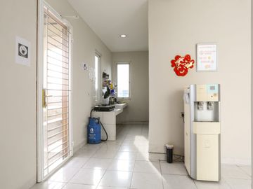 Kost Dekat BINUS Universitas Bina Nusantara, Universitas Esa Unggul