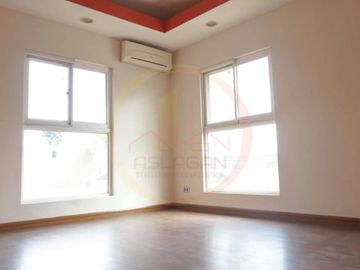 EXQUISITE HOME IN POSH COMMUNITY NEWLY RENNOVATED