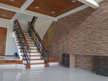 EXQUISITE HOME IN POSH COMMUNITY NEWLY RENNOVATED