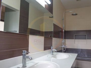 EXQUISITE HOME IN POSH COMMUNITY NEWLY RENNOVATED