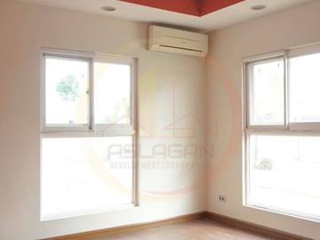 EXQUISITE HOME IN POSH COMMUNITY NEWLY RENNOVATED