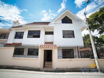 Casa de venta en Monay esquinera Cuenca