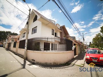 Casa de venta en Monay esquinera Cuenca