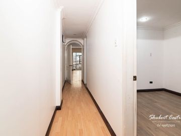 En venta departamento central cerca del parque central de Loja