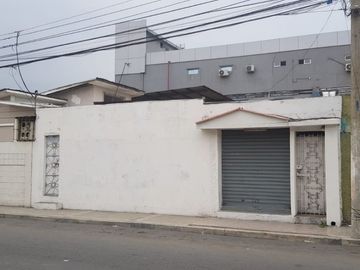Venta de casa esquinera en Mirtos 902 e Higueras en Urdesa Guayaquil, importante corredor comercial.