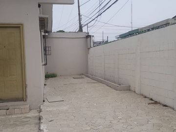 Venta de casa esquinera en Mirtos 902 e Higueras en Urdesa Guayaquil, importante corredor comercial.