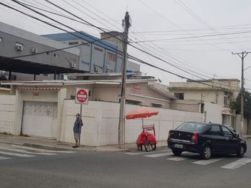 Venta de casa esquinera en Mirtos 902 e Higueras en Urdesa Guayaquil, importante corredor comercial.