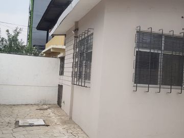 Venta de casa esquinera en Mirtos 902 e Higueras en Urdesa Guayaquil, importante corredor comercial.