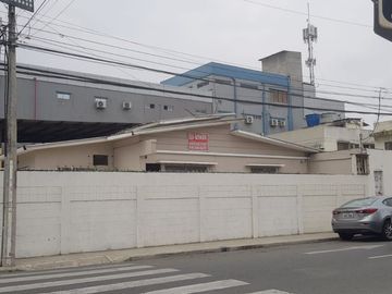 Venta de casa esquinera en Mirtos 902 e Higueras en Urdesa Guayaquil, importante corredor comercial.