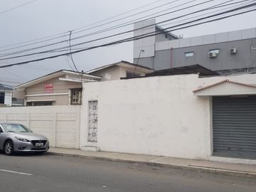 Venta de casa esquinera en Mirtos 902 e Higueras en Urdesa Guayaquil, importante corredor comercial.