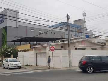 Venta de casa esquinera en Mirtos 902 e Higueras en Urdesa Guayaquil, importante corredor comercial.