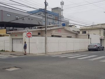 Venta de casa esquinera en Mirtos 902 e Higueras en Urdesa Guayaquil, importante corredor comercial.