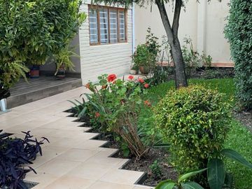 Villa en venta con 428m2T Calle Los Álamos y Av. Ordóñez Lasso