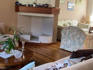 Villa en venta con 428m2T Calle Los Álamos y Av. Ordóñez Lasso