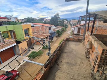 Propiedad con dos mini departamentos y un local comercial, ubicado en un entorno tranquilo y natural.