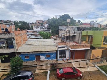 Propiedad con dos mini departamentos y un local comercial, ubicado en un entorno tranquilo y natural.