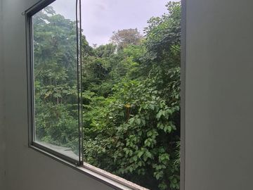 Propiedad con dos mini departamentos y un local comercial, ubicado en un entorno tranquilo y natural.