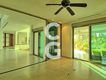 Casa en Venta en Cancun en Residencial Lagos del Sol Frente al Lago con 6 Rec