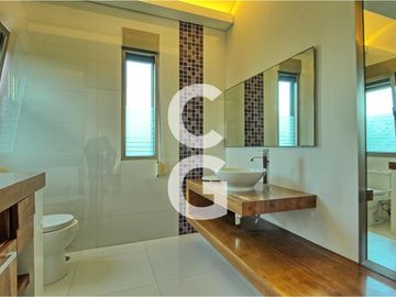 Casa en Venta en Cancun en Residencial Lagos del Sol Frente al Lago con 6 Rec