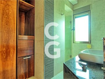 Casa en Venta en Cancun en Residencial Lagos del Sol Frente al Lago con 6 Rec