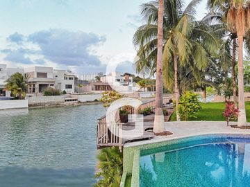 Casa en Venta en Cancun en Residencial Lagos del Sol Frente al Lago con 6 Rec
