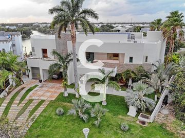 Casa en Venta en Cancun en Residencial Lagos del Sol Frente al Lago con 6 Rec