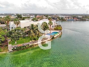 Casa en Venta en Cancun en Residencial Lagos del Sol Frente al Lago con 6 Rec