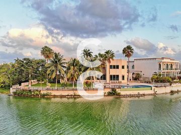 Casa en Venta en Cancun en Residencial Lagos del Sol Frente al Lago con 6 Rec
