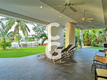 Casa en Venta en Cancun en Residencial Lagos del Sol Frente al Lago con 6 Rec