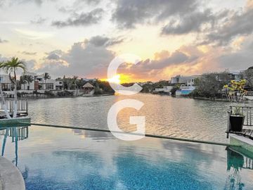 Casa en Venta en Cancun en Residencial Lagos del Sol Frente al Lago con 6 Rec