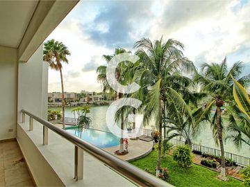 Casa en Venta en Cancun en Residencial Lagos del Sol Frente al Lago con 6 Rec