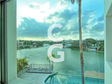 Casa en Venta en Cancun en Residencial Lagos del Sol Frente al Lago con 6 Rec