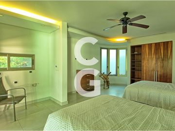 Casa en Venta en Cancun en Residencial Lagos del Sol Frente al Lago con 6 Rec