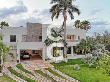 Casa en Venta en Cancun en Residencial Lagos del Sol Frente al Lago con 6 Rec