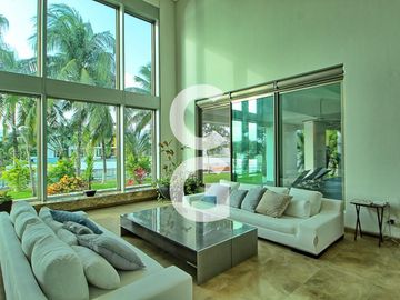Casa en Venta en Cancun en Residencial Lagos del Sol Frente al Lago con 6 Rec