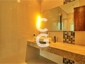 Casa en Venta en Cancun en Residencial Lagos del Sol Frente al Lago con 6 Rec