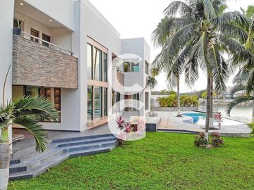 Casa en Venta en Cancun en Residencial Lagos del Sol Frente al Lago con 6 Rec