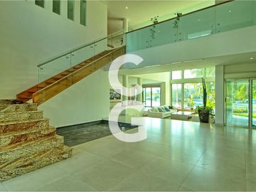 Casa en Venta en Cancun en Residencial Lagos del Sol Frente al Lago con 6 Rec
