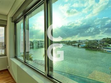 Casa en Venta en Cancun en Residencial Lagos del Sol Frente al Lago con 6 Rec
