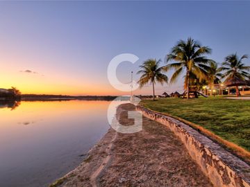 Casa en Venta en Cancun en Residencial Lagos del Sol Frente al Lago con 6 Rec