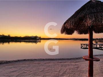 Casa en Venta en Cancun en Residencial Lagos del Sol Frente al Lago con 6 Rec