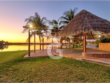 Casa en Venta en Cancun en Residencial Lagos del Sol Frente al Lago con 6 Rec