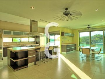 Casa en Venta en Cancun en Residencial Lagos del Sol Frente al Lago con 6 Rec