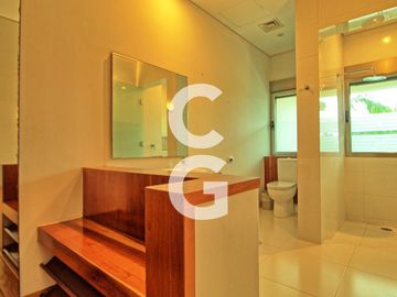 Casa en Venta en Cancun en Residencial Lagos del Sol Frente al Lago con 6 Rec